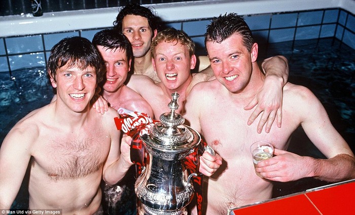 Các cầu thủ M.U Lee Sharpe, Denis Irwin, Ryan Giggs, David May và Gary Pallister tắm chung sau khi đánh bại Liverpool 1-0 với bàn thắng duy nhất của Eric Cantona để lên ngôi vô địch FA Cup 1996.